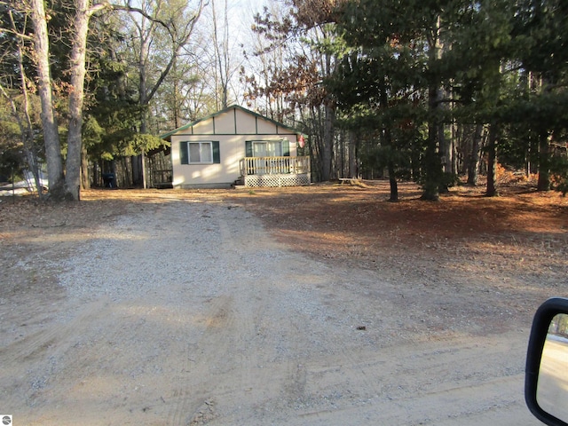 view of front facade featuring driveway