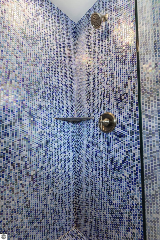 bathroom featuring tiled shower