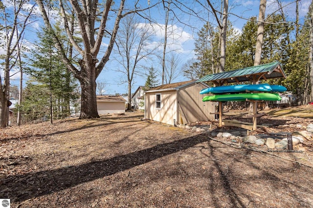 view of yard with an outbuilding