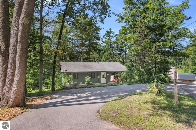 view of front of property with driveway