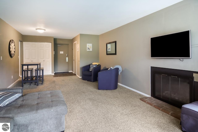 living area with carpet flooring and baseboards