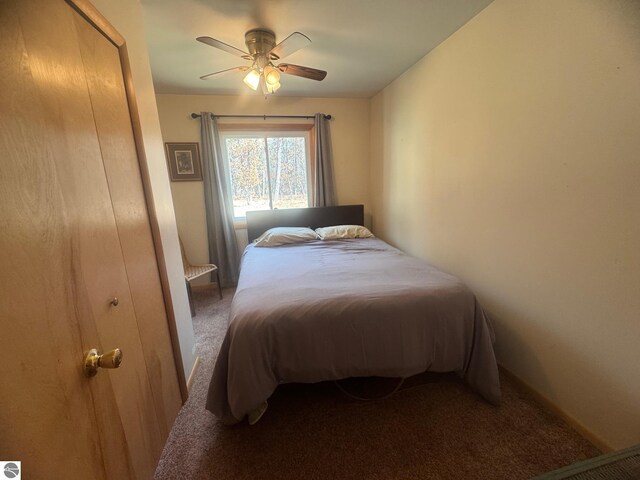 bedroom featuring ceiling fan and carpet