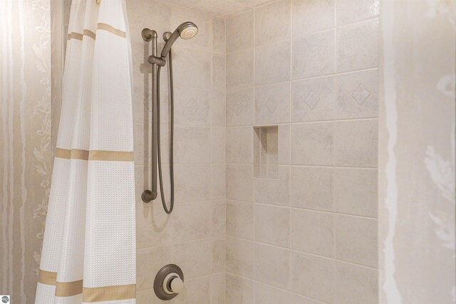 full bathroom featuring curtained shower