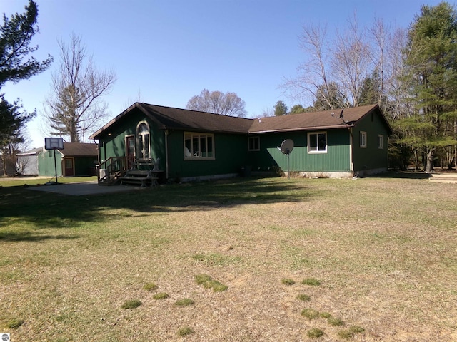 view of front of house featuring a front yard