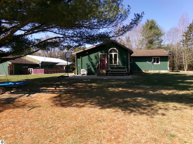 view of front of property featuring a front lawn