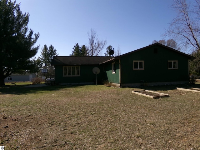 ranch-style house featuring a front lawn