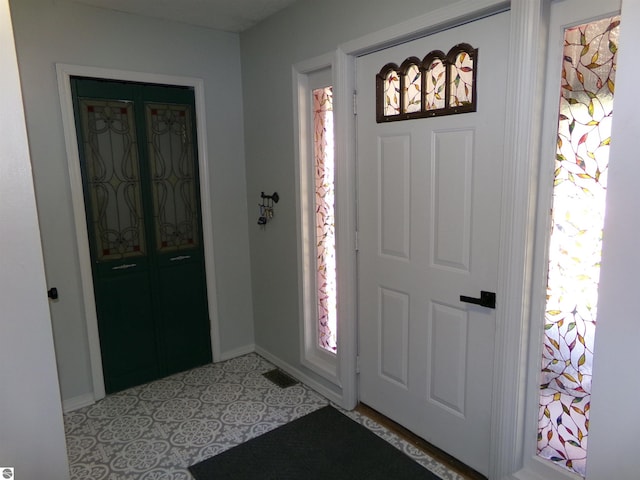 foyer featuring visible vents and baseboards