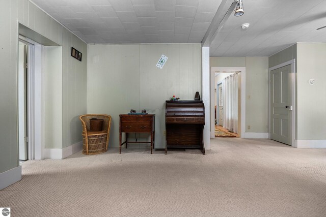 living area with carpet and baseboards
