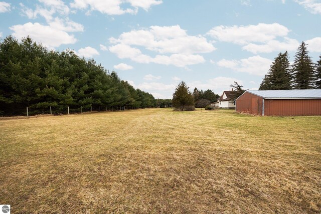 view of yard featuring an outbuilding