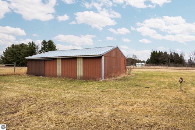 view of pole building featuring a yard