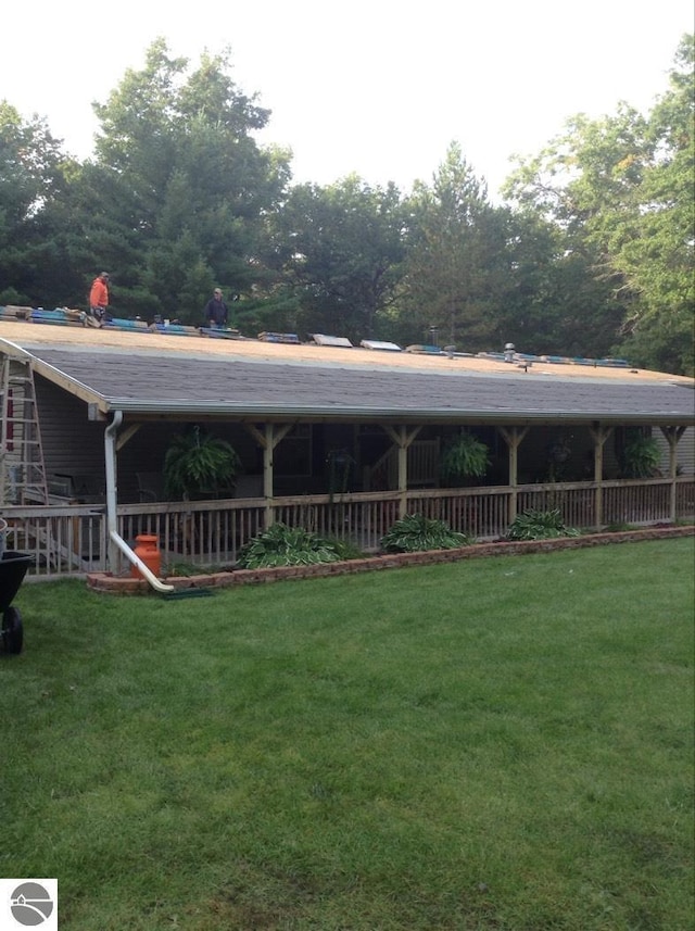 view of front of house with a front lawn