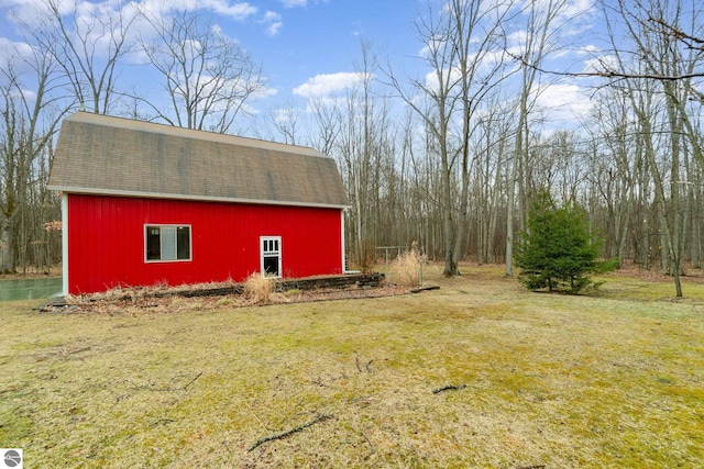 view of barn featuring a yard