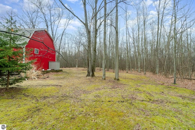 view of yard with an outdoor structure and a barn