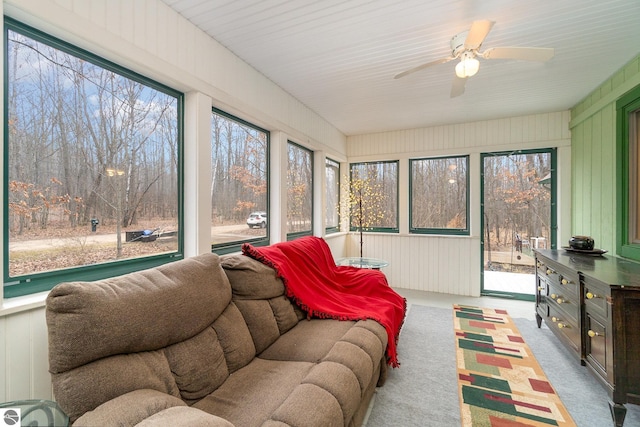 sunroom / solarium with outdoor lounge area and ceiling fan