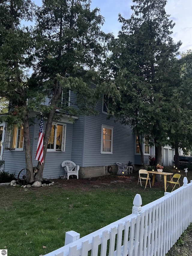 view of front of home featuring fence and a front yard