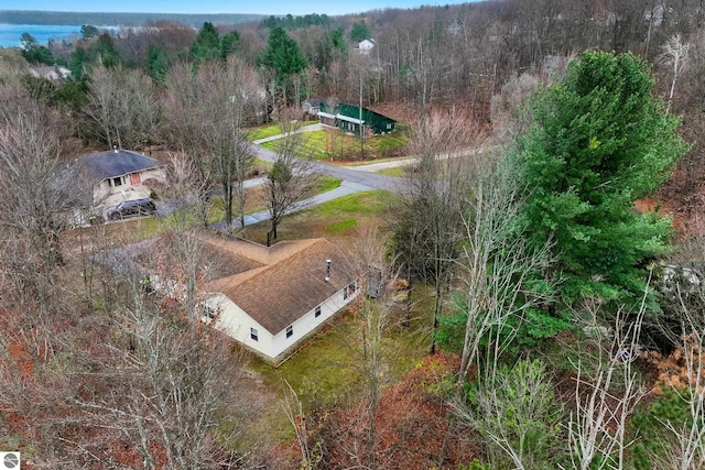 birds eye view of property featuring a wooded view