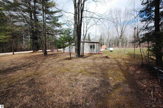 view of yard with an outbuilding