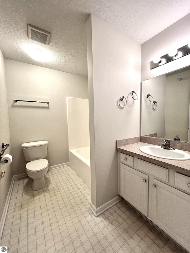 624 S Lake St, Cadillac, MI 49601 - bathroom with visible vents, toilet, a textured ceiling, a bathtub, and vanity