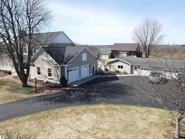 view of front of property featuring a front lawn and driveway