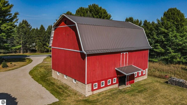 view of barn with a yard