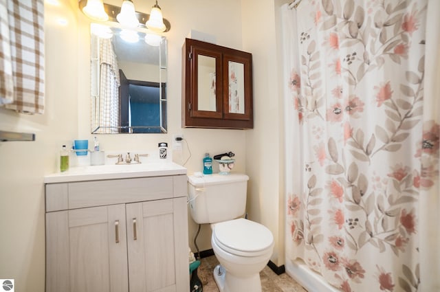 4631 Cardinal Dr, Mount Pleasant, MI 48858 - full bath featuring an inviting chandelier, toilet, curtained shower, and vanity