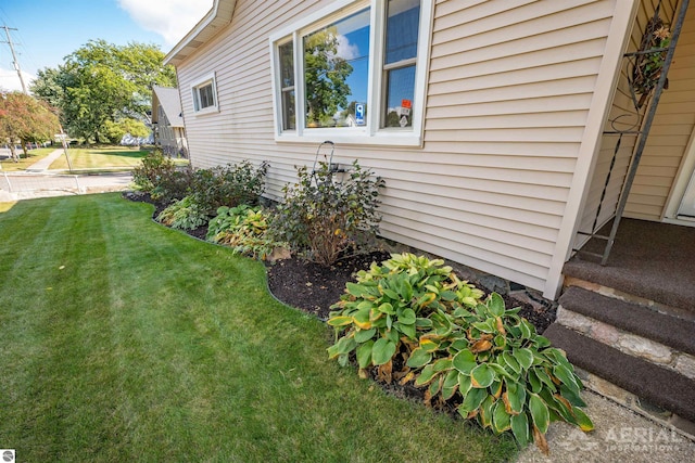 view of side of property featuring a lawn