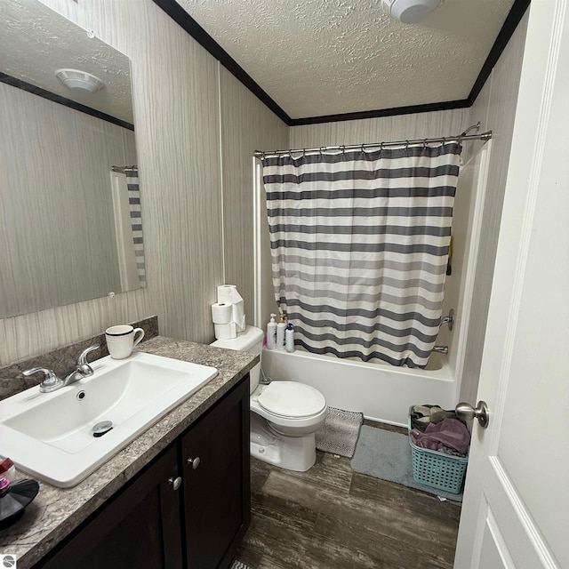 1279 Beacon Hill Ct, Mount Pleasant, MI 48858 - full bathroom with ornamental molding, shower / bath combo with shower curtain, wood finished floors, and a textured ceiling