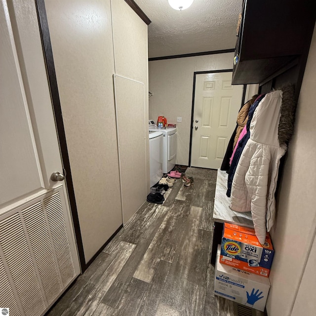 1279 Beacon Hill Ct, Mount Pleasant, MI 48858 - interior space featuring visible vents, washer and clothes dryer, wood finished floors, and a textured ceiling