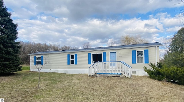 manufactured / mobile home featuring a front lawn