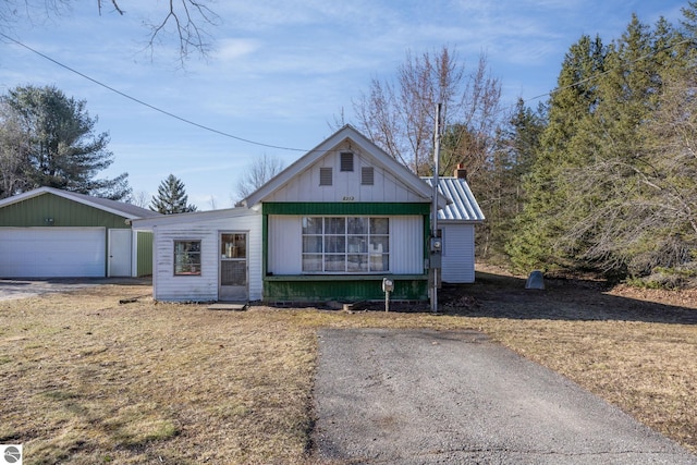 view of front of home featuring metal roof and a garage