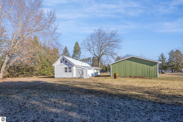 view of yard featuring an outdoor structure and an outbuilding