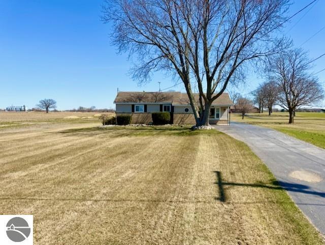 1705 S State Rd, Ithaca, MI 48847 - ranch-style house featuring aphalt driveway and a front lawn