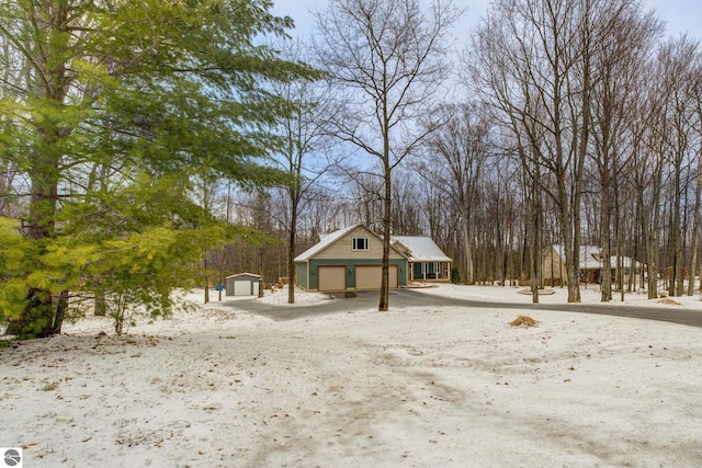 view of yard featuring a detached garage and an outdoor structure