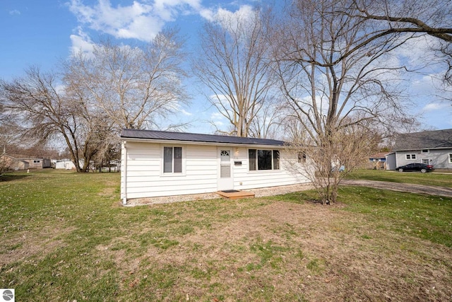 316 Grafton Ave, Alma, MI 48801 - view of front of home featuring metal roof and a front lawn
