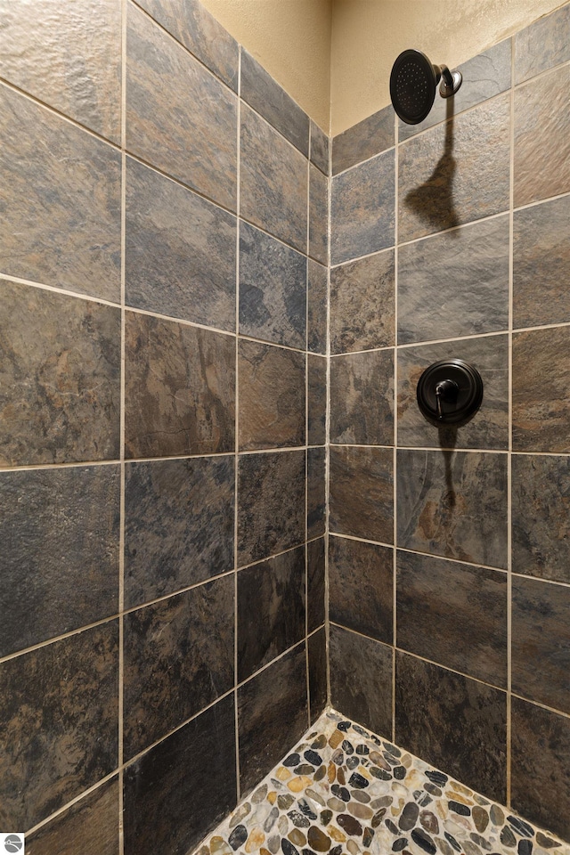 full bath featuring tiled shower