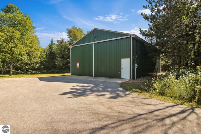 view of pole building featuring driveway
