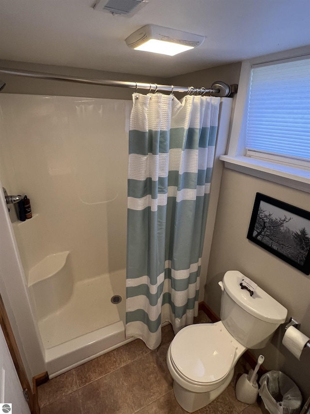 full bathroom featuring curtained shower, visible vents, toilet, and tile patterned flooring