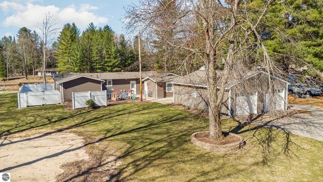 3901 W Thendara Dr, Gladwin, MI 48624 - ranch-style home featuring driveway and a front yard