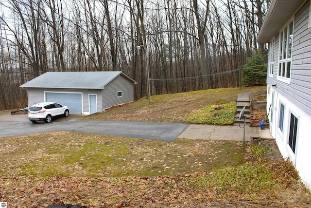view of yard with an outdoor structure