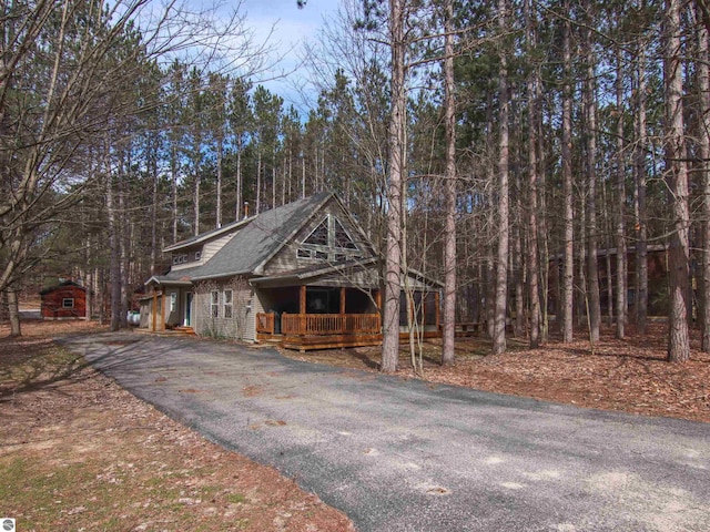 view of front of property featuring driveway and covered porch