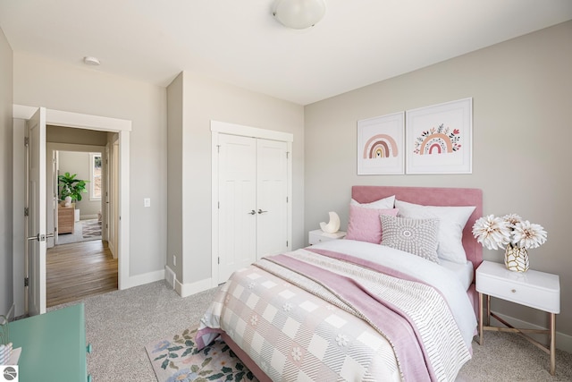 bedroom featuring baseboards, carpet flooring, and a closet