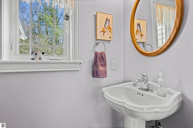 bathroom featuring a sink