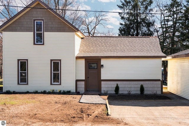 419 S Cherry St, Kalkaska, MI 49646 - traditional home with a shingled roof