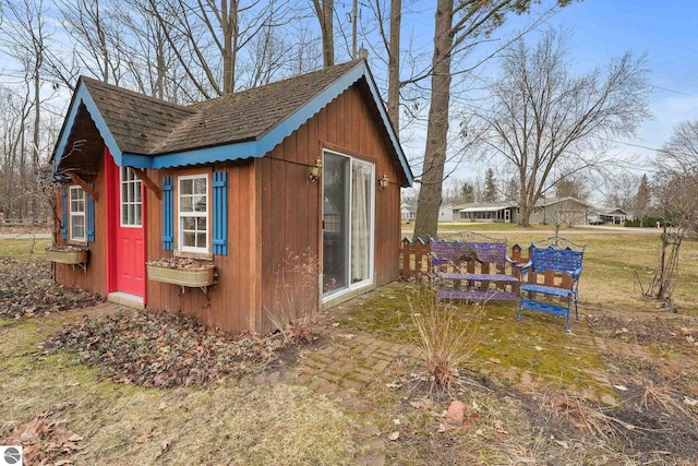 view of outdoor structure with an outbuilding