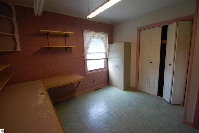5525 S Mccauley Rd, Alger, MI 48610 - interior space with light floors, visible vents, and baseboards