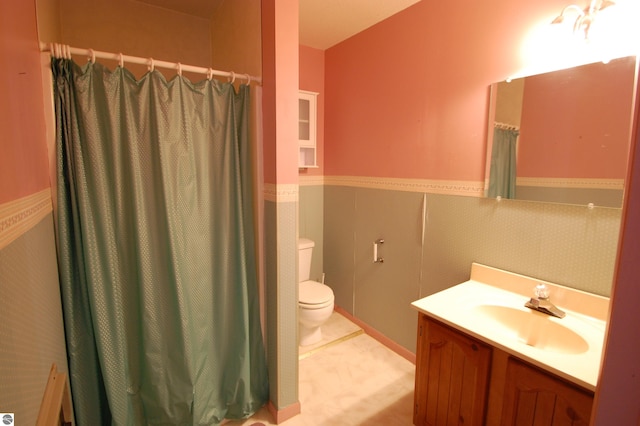 5525 S Mccauley Rd, Alger, MI 48610 - full bath featuring toilet, curtained shower, wainscoting, and vanity