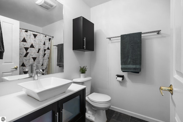 full bath featuring vanity, toilet, a shower with shower curtain, baseboards, and visible vents