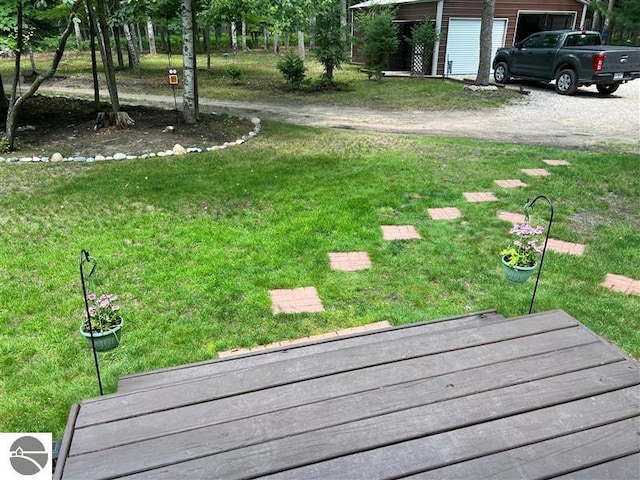 view of yard featuring dirt driveway