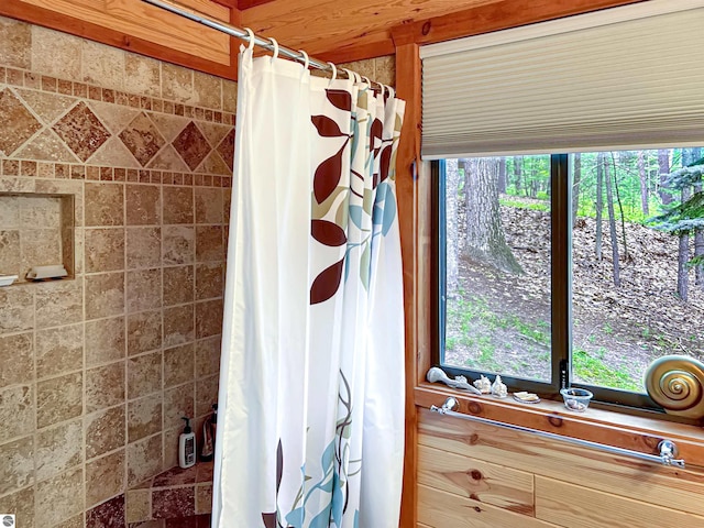 full bath with curtained shower