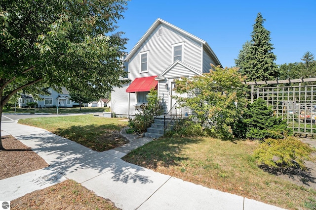 view of front of property with a front yard